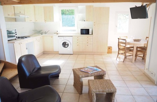 Apt House | Charming Holiday House with Private Garden & Pet Friendly