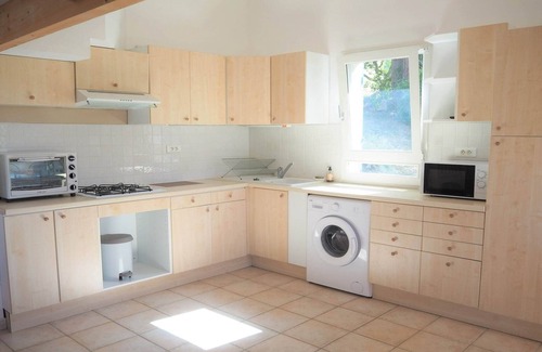 Apt House | Charming Holiday House with Private Garden & Pet Friendly