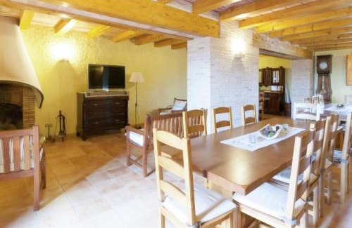 Maians House | Cozy Maians Cottage with Pool - Family Friendly Retreat