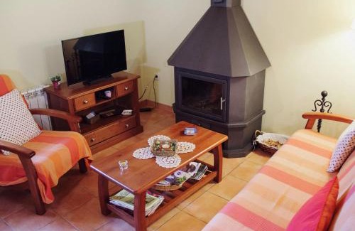 Maians House | Cozy Maians Cottage with Pool - Family Friendly Retreat