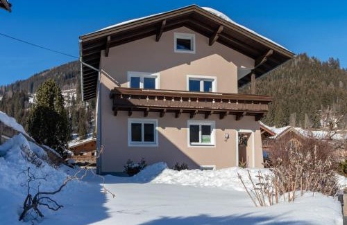 Bramberg am Wildkogel Apartment | Stylish Apartment Steps from Skiing in Mühlbach