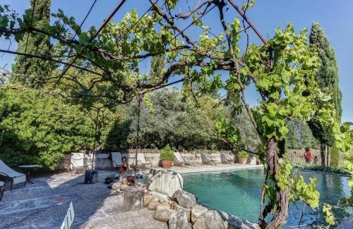 Oppede House | Rustic Cottage in Oppede with Pool Access for All