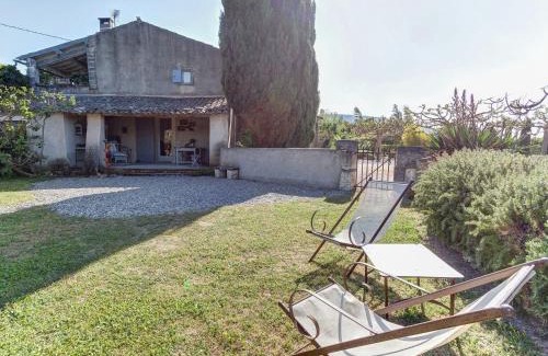 Oppede House | Rustic Cottage in Oppede with Pool Access for All