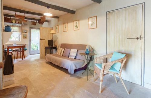 Oppede House | Rustic Cottage in Oppede with Pool Access for All