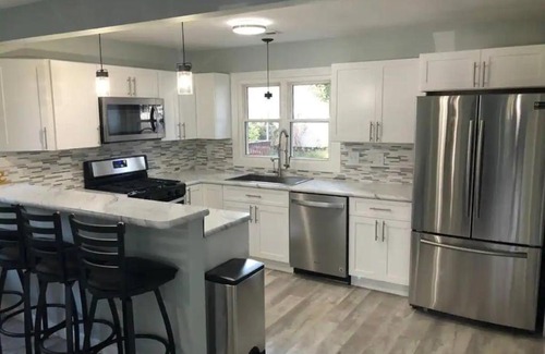 Huron House | Cozy Cottage in Exclusive Beach Community - Pet Friendly