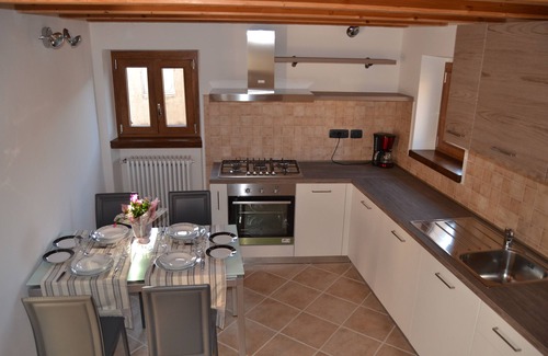 Castelletto House | Tranquil Cottage Retreat in Charming Village - 9.8/10 Rated