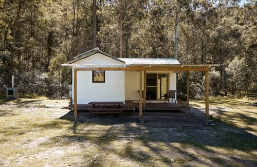 Putty Cottage | Cozy Bush Cottage for 4 with Firepit and Great Trails