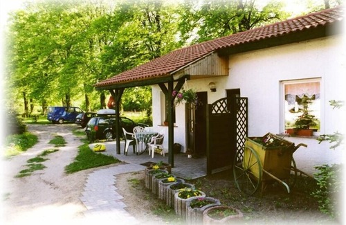 Annenwalde House | Forest Retreat: Pet-Friendly Cottage Near Lake & Reiterhof