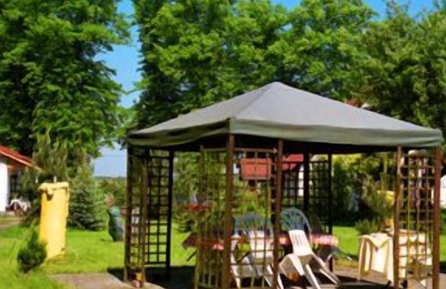 Annenwalde House | Forest Retreat: Pet-Friendly Cottage Near Lake & Reiterhof