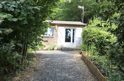 Saumur Ski Chalet | Cozy Garden Cottage with Spa and Kitchen Amenities