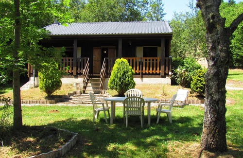 Laprade Ski Chalet | Inviting Cottage with Pool & Lake View in Black Mountain