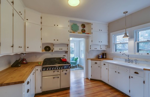 Three Oaks House | Idyllic Cottage in Harbor Country - Walk to Town & Pet Friendly