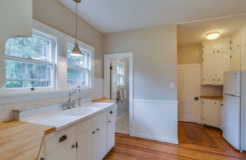 Three Oaks House | Idyllic Cottage in Harbor Country - Walk to Town & Pet Friendly