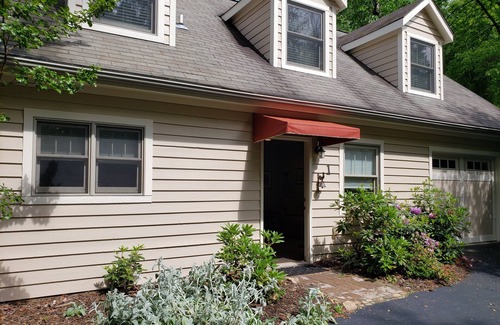 Royal Pines House | Cozy Cottage in the Shade: Private Retreat with Breakfast
