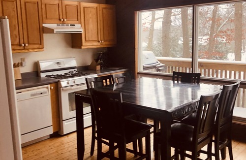 Grand Bend House | Escape to the Cozy Cottage in the Woods with Ocean Views