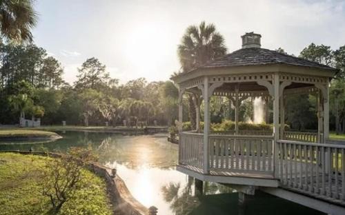 St. Augustine House | Idyllic Cottage at Emerald Lakes Estate with Ocean View