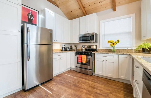 La Honda Apartment | Enchanting Cottage In The Woods with Kitchen Amenities
