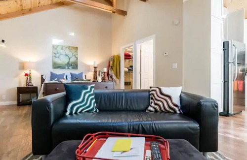 La Honda Apartment | Enchanting Cottage In The Woods with Kitchen Amenities