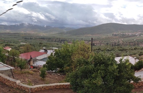 Velies Cottage | Family-Friendly Cottage in Vellies with Pet Amenities