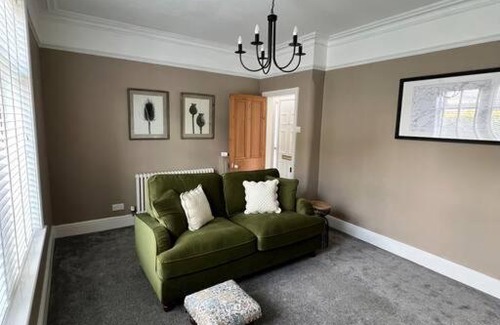 Whalley House | Cozy Cottage in Whalley - Pet and Child Friendly Retreat