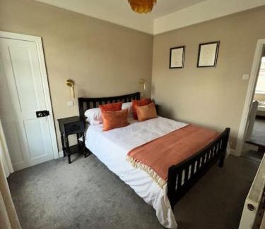 Whalley House | Cozy Cottage in Whalley - Pet and Child Friendly Retreat