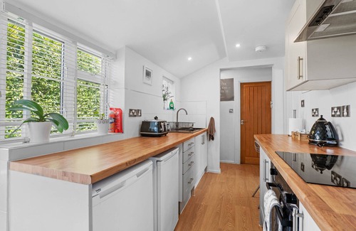 Evesham House | Family-Friendly Cottage in Worcestershire with Kitchen Access