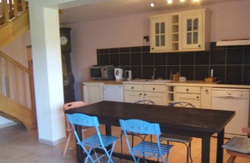 Nolay House | Cozy Cottage La Clé Des Champs with Family-Friendly Kitchen