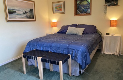 Woodinville Bed & Breakfast | Experience Cottage Lake Retreat with Pool and Ocean Views