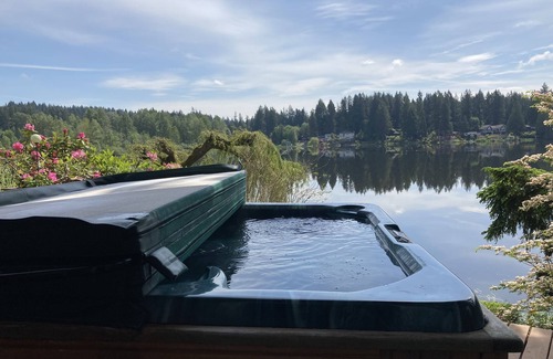 Woodinville Bed & Breakfast | Experience Cottage Lake Retreat with Pool and Ocean Views