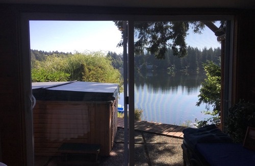 Woodinville Bed & Breakfast | Experience Cottage Lake Retreat with Pool and Ocean Views