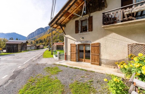 Sixt-Fer-a-Cheval Ski Chalet | Mountain View Cottage 'Le Gîte Des Cascades' with Terrace