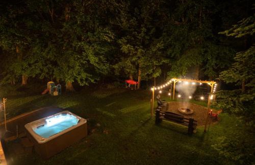 Labelle Ski Chalet | Relaxing Cottage Le Petit Renard with Hot Tub & Waterfront