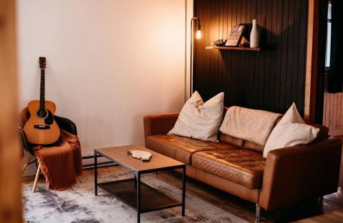 Labelle Ski Chalet | Relaxing Cottage Le Petit Renard with Hot Tub & Waterfront