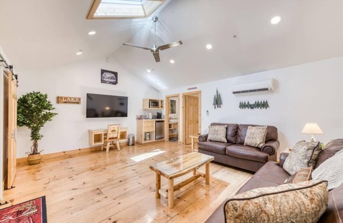 Bass Lake Cottage | Cozy Cottage Suite with Private Hot Tub & Lake Views