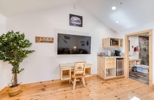 Bass Lake Cottage | Cozy Cottage Suite with Private Hot Tub & Lake Views