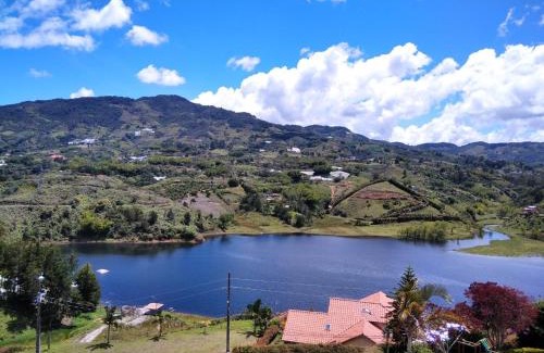 El Penol Villa | Perfect Getaway: Cottage Master Room in Guatapé with Spa