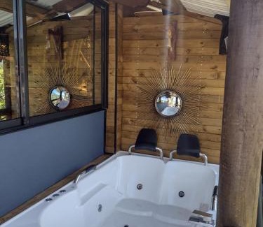 El Penol Villa | Perfect Getaway: Cottage Master Room in Guatapé with Spa