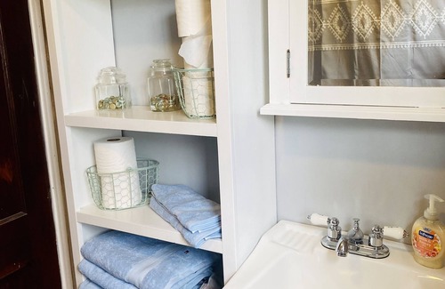 Camp Ellis Cottage | Cozy Cottage Steps from the Beach - Family Friendly Escape