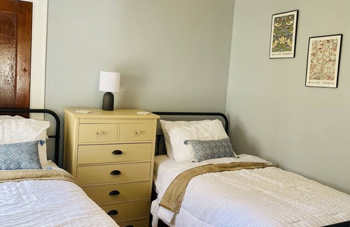 Camp Ellis Cottage | Cozy Cottage Steps from the Beach - Family Friendly Escape