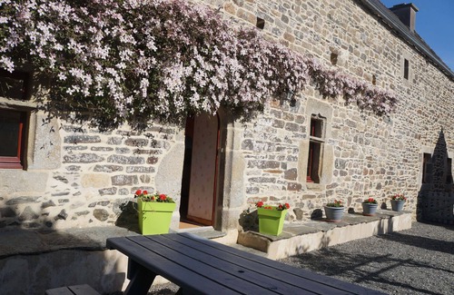 Plestin-les-Greves Cottage | Relaxing Retreat Near Locquirec with Oceanfront Amenities