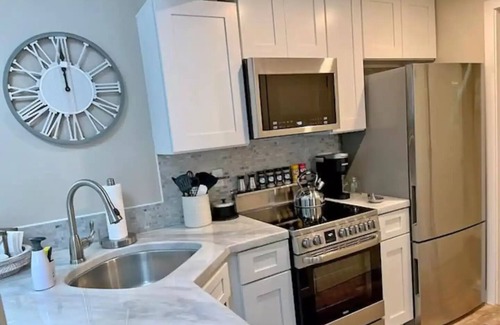 White Mills Cottage | Cozy Cottage Retreat Near Lake Wallenpaupack with Breakfast