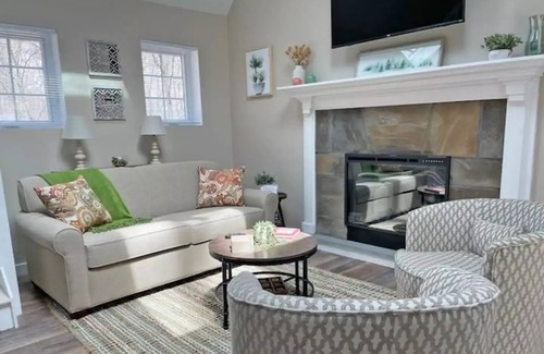 White Mills Cottage | Cozy Cottage Retreat Near Lake Wallenpaupack with Breakfast