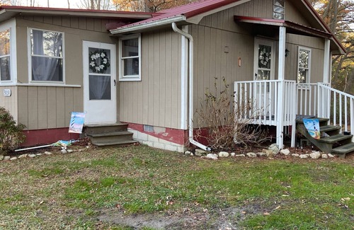 Crisfield House | Cozy Cottage by the Bay: Pet-Friendly & Family-Friendly Stay