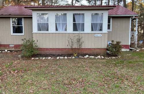 Crisfield House | Cozy Cottage by the Bay: Pet-Friendly & Family-Friendly Stay
