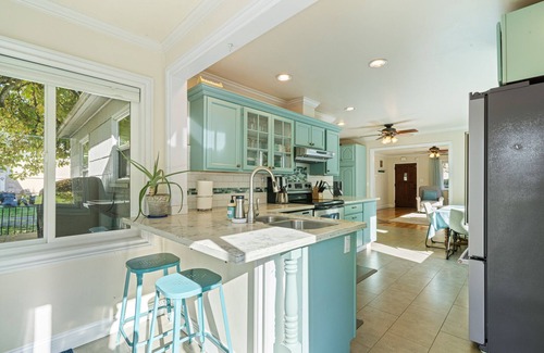 Vancouver House | Cozy Cottage by Vancouver Lake with New Pickleball Court
