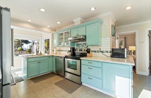 Vancouver House | Cozy Cottage by Vancouver Lake with New Pickleball Court