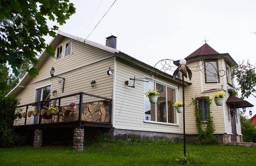 Salmi House | Delightful Cottage Novak: Pet-Friendly Retreat with Pool