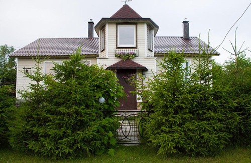 Salmi House | Delightful Cottage Novak: Pet-Friendly Retreat with Pool