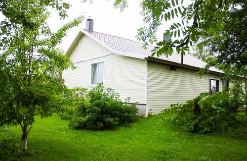 Salmi House | Delightful Cottage Novak: Pet-Friendly Retreat with Pool