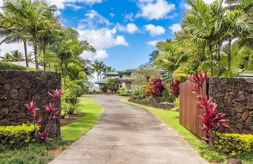 Hanalei Cottage | Beachfront Cottage in Hanalei Bay with Ocean View & Pool